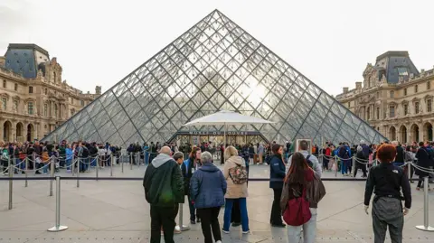 Louvre Slashes Ticket Prices for Non-EU Tourists by 45%