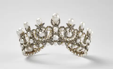 Daring Heist at Louvre: €88 Million Worth of Jewelry Stolen