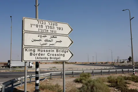 Indefinite Closure of Allenby Bridge Strands Palestinians in West Bank