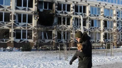 Macron Pushes for Security Guarantees in Ukraine-Held Talks