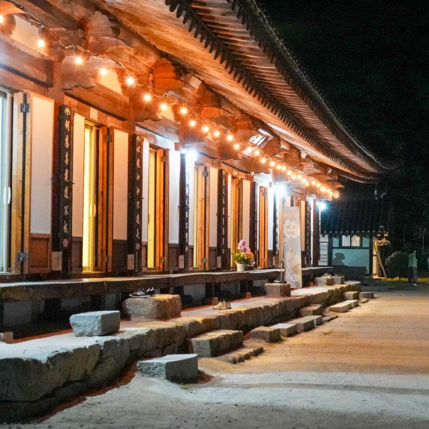 Monks Guide South Korean Singles to Love at Ancient Temple
