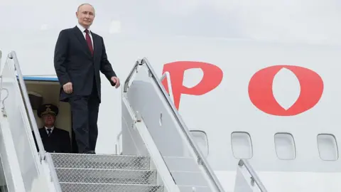 Navigating Challenges: Can Putin's 'Flying Kremlin' Access EU Airspace for Budapest Visit?