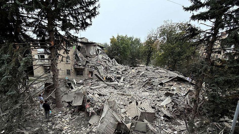 Zaporizhzhia Suffers Heavy Blow as Russian Glide Bombs Devastate Residential Areas