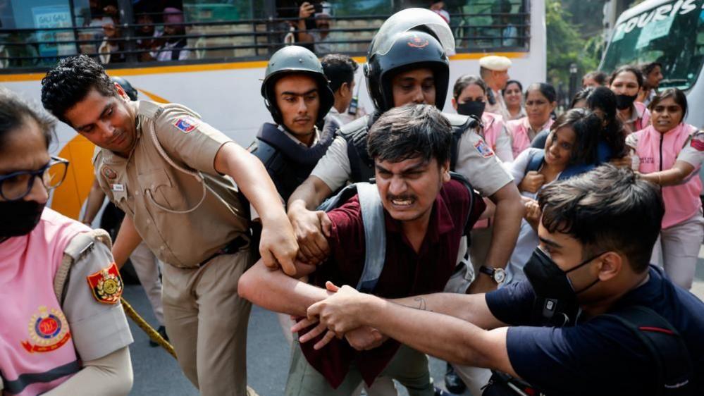 Hundreds Detained as Delhi Protesters in 'Cockroach' Movement Face Police Crackdown