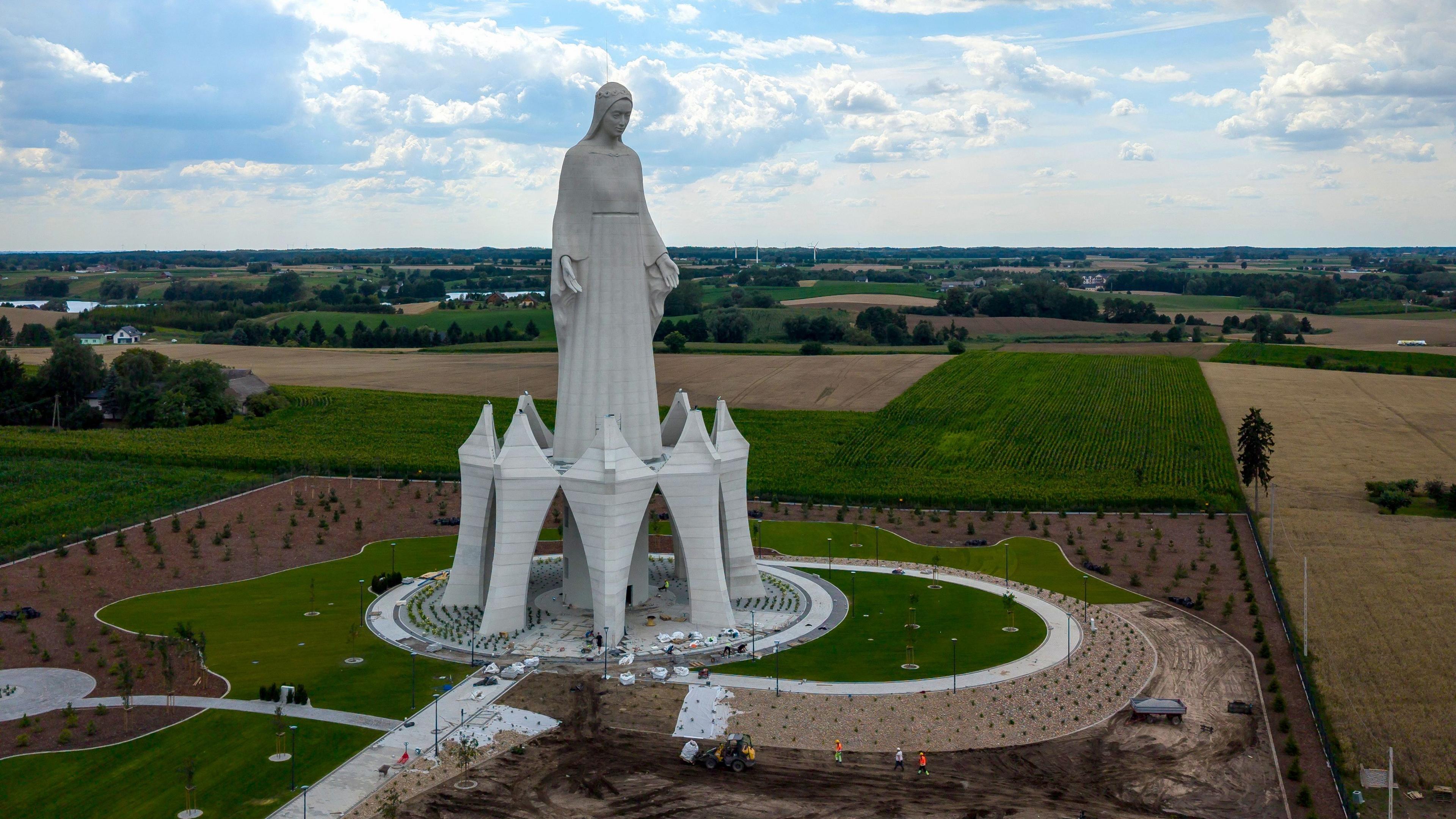Europe’s Tallest Virgin Mary Statue Unveiled in Rural Poland – A Symbolic Return to Faith