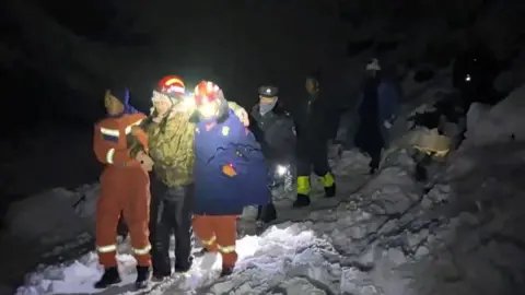 Rescue Operations Successfully Evacuate Stranded Hikers from Everest Amid Blizzard