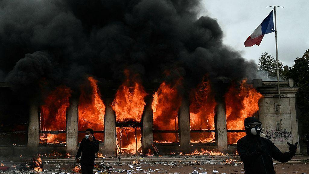 Tourism office in Lyon set on fire during protests