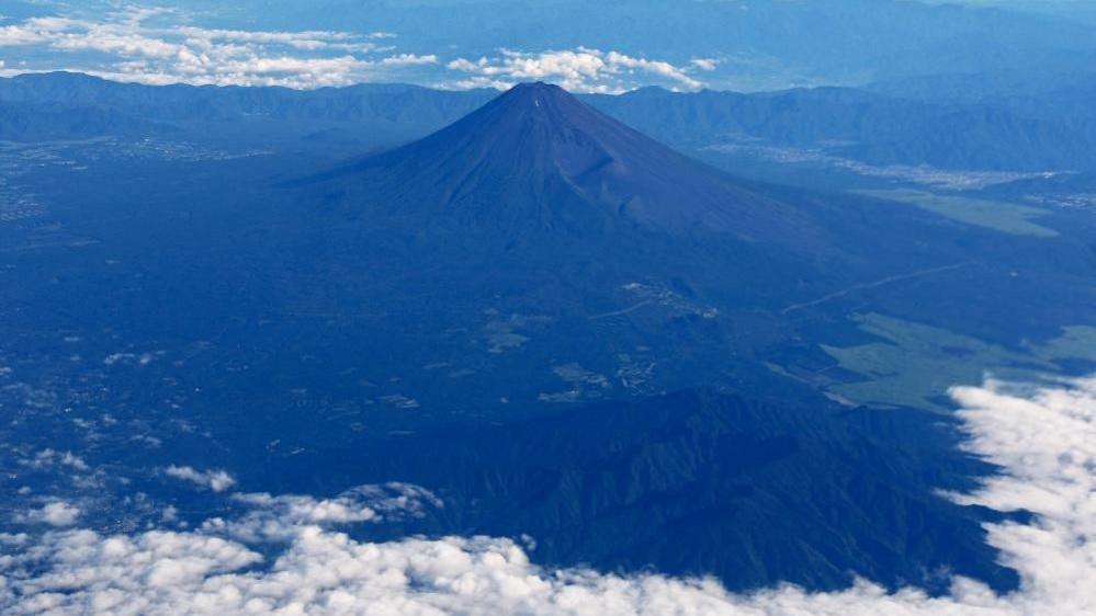 Father reprimanded after leaving 7‑year‑old son alone on Mount Fuji