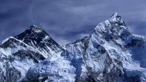 Snowstorm Traps Nearly 1,000 on Mount Everest: Rescue Operations Underway